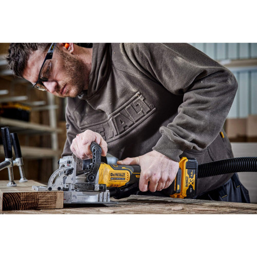 Фрезер акумуляторний безщітковий DeWALT DCW682P2