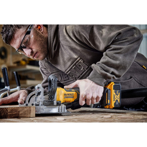 Фрезер акумуляторний безщітковий DeWALT DCW682P2