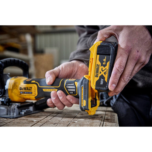 Фрезер акумуляторний безщітковий DeWALT DCW682P2