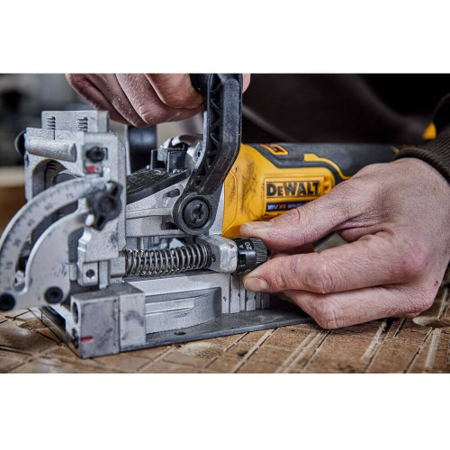 Фрезер акумуляторний безщітковий DeWALT DCW682N